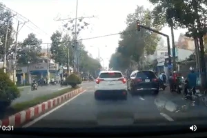 Mercedes-Benz vượt đèn đỏ bất chấp xe phía trước đã dừng