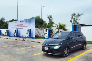 Chủ xe điện VinFast sẽ được sạc pin tại các cửa hàng xăng dầu của PVOIL