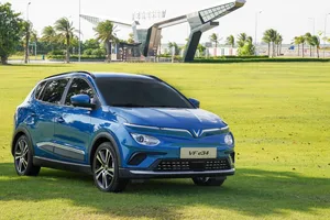 Bất chấp thị trường ô tô thiếu linh kiện, xe điện VinFast vẫn nườm nượp đến tay khách hàng