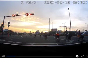 Nhóm người đạp xe vượt đèn đỏ trên đường Phạm Văn Đồng khiến nhiều người bức xúc