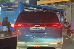 Loạt ô tô cố tình che biển số để né phạt nguội