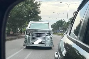 Toyota Fortuner độ vỏ Alphard, chạy ra đường có bị phạt?