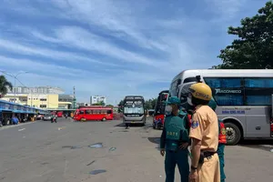 CSGT kiểm tra ma túy, nồng độ cồn các lái xe tại Bến xe Miền Đông