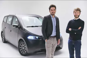 Chiếc xe điện chạy bằng năng lượng mặt trời đầu tiên trên thế giới đã nhận được 20.000 lượt đặt cọc