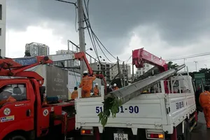 Xe ben kéo dây cáp viễn thông làm nhiều trụ điện gãy nghiêng