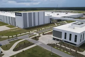 Loạt nhà máy sản xuất ô tô đóng cửa do bão, ô tô sắp khan hàng? 