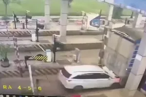 Cố tình trốn qua trạm thu phí gây tai nạn, bảo hiểm có phải bồi thường?