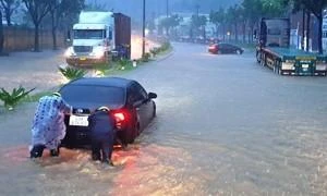 Tàu lửa bị chia cắt do lũ ở Huế, Đà Nẵng