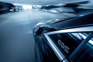 Chủ xe Mercedes-Benz không cần dùng tay để lái xe vào chỗ đỗ