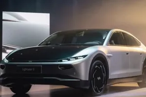 Không cần sạc trong nhiều tháng, chiếc xe điện này vẫn có thể chạy trên đường