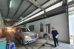 Thuê cặp đèn zin của ô tô với giá 700 ngàn đồng để đi kiểm định