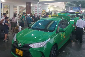 Ga Sài Gòn: Cơn mưa đầu năm đón hành khách quay lại TP.HCM 