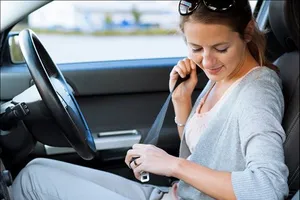 Đi chơi cuối tuần, không thắt dây an toàn ô tô bị xử phạt ra sao?