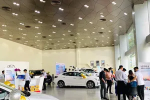 Loạt ô tô giảm giá sâu, Bộ Tài chính không đồng ý giảm 50% lệ phí trước bạ