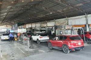 Tái diễn cảnh xếp hàng chờ kiểm định xe lúc nửa đêm tại TP.HCM