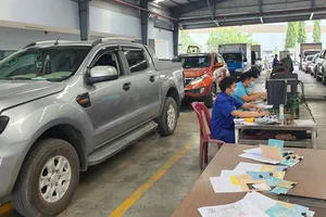 Cuối tuần, các Trung tâm Đăng kiểm tại TP.HCM vẫn miệt mài kiểm định xe