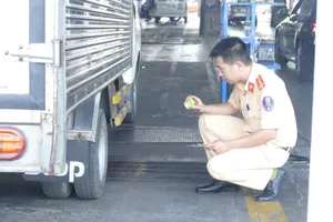 Ngày thứ hai CSGT chi viện cho các Trung tâm Đăng kiểm tại TP.HCM