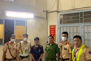 CSGT bắt thanh niên đóng giả khách rồi cướp xe ôm ở ngay trung tâm TP. HCM