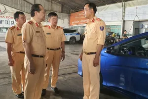 Người dân có thể tự dán tem sau khi hoàn thành các hạng mục đăng kiểm