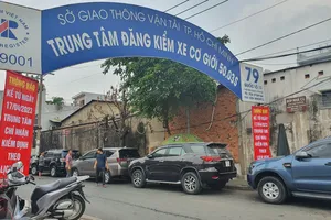 Xếp hàng 2 ngày 2 đêm nhưng không được đăng kiểm vì không có lịch hẹn