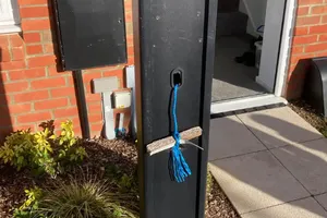 Người dân bàng hoàng khi kẻ trộm nhắm vào bộ sạc xe điện