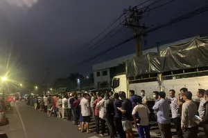 Tài xế vẫn thức trắng đêm để nộp sổ đăng kiểm xe ô tô