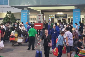 Ga Sài Gòn: Người dân quay lại TP.HCM đông đúc nhưng không chen lấn