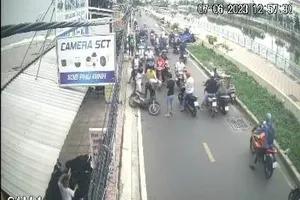 Cả xóm vây bắt kẻ trộm thang nhôm ở quận 8 