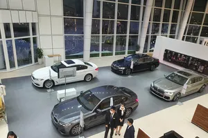 Xe nhập khẩu chạy đua giảm giá cả nửa tỉ đồng 