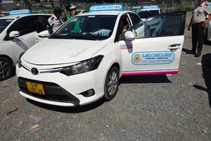 Bóc tách chiêu trò gian lận đẩy giá cước taxi của các tài xế