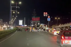 Từ vụ nhóm 40 người đua xe trên cầu Sài Gòn: Đua xe trái phép có thể bị xử lý hình sự?