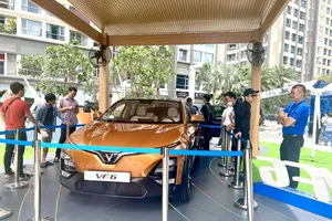 Đông đảo người dân đến chiêm ngắm các dòng xe điện của VinFast dù thời tiết nắng