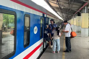 Nhiều hành khách trễ tàu vì mưa lớn