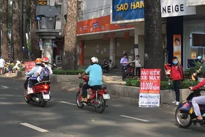 Người đi xe máy phải mua những loại bảo hiểm nào và quyền lợi ra sao?