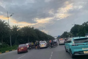 Từ vụ đoàn xe đạp vây kín xe công nghệ ở Hà Nội: Người đi xe đạp cần biết điều này