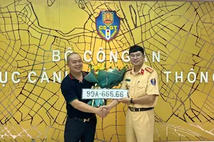 Có gì trên chiếc Mercedes được chủ nhân trúng đấu giá chọn để gắn biển ngũ quý 6?