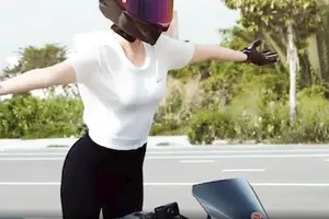 Luật sư nói gì về vụ người mẫu buông hai tay khi lái xe mô tô?