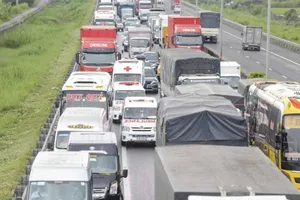 Mượn xe của người khác đi vào làn khẩn cấp, ai sẽ chịu phạt?