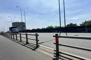 Kẻ trộm dải phân cách ở đường dẫn cao tốc TP.HCM-Dầu Giây sẽ phải đối mặt mức phạt ra sao?