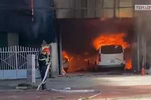 Cháy tiệm sửa xe ở Quảng Ninh: Ai phải bồi thường khi 5 ô tô bị thiêu rụi?