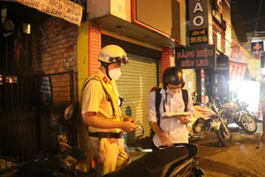 Đeo tai nghe một bên để đi theo Google Maps khi lái xe máy có bị phạt?