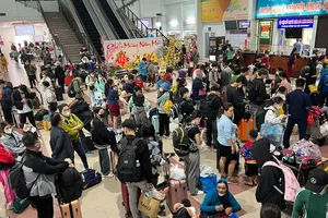 Hàng ngàn người đến Ga Sài Gòn về quê đón Tết sớm 
