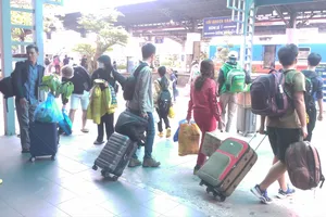 Ga Sài Gòn cao điểm Tết, người đi tàu nên ra sớm 30 phút 