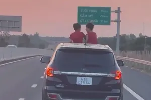 Tài xế để trẻ em chui qua cửa sổ trời khi lưu thông trên cao tốc Phan Thiết - Dầu Giây