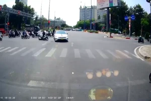 Tranh cãi không ngừng về clip ô tô trắng có vượt đèn đỏ và khiến xe máy ngã hay không?