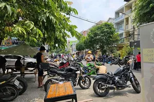 Tranh cãi việc đang ngồi trong quán cà phê nhưng bị CSGT vào kiểm tra giấy tờ