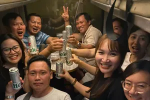 Chùm ảnh: Người dân bắt đầu đi nghỉ lễ 30-4, 1-5 bằng tàu hoả