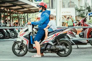 Có cần đai an toàn hoặc ghế chuyên dụng khi chở trẻ em dưới 6 tuổi trên xe máy?