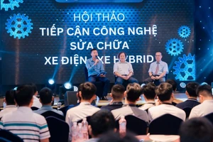 Các garage ô tô 'đau đầu' vì thiếu nhân lực có chuyên môn về ô tô điện, hybrid