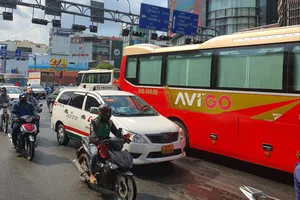 Chỉ được vượt xe bên trái khi tham gia giao thông?